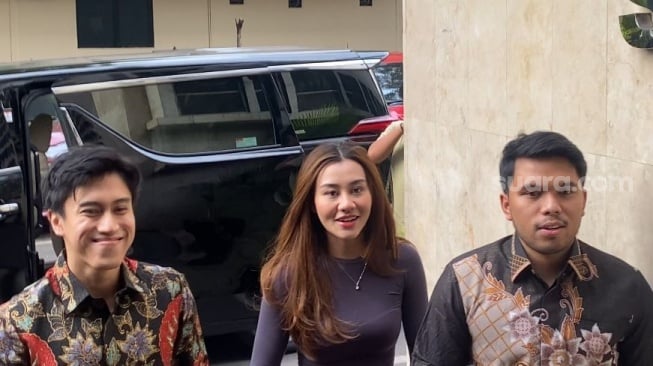 Aaliyah Massaid dan Thariq Halilintar ditemani kuasa hukumnya, Ragahdo Sangun saat ditemui di Polda Metro Jaya, Rabu (2/10/2024). [Suara.com/Tiara Rosana]