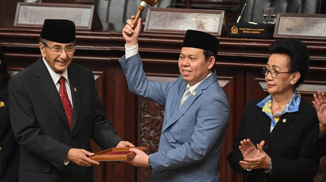 Ketua DPD RI terpilih periode 2024-2029 Sultan B Najamudin (tengah) didampingi Wakil Ketua DPD RI terpilih GKR Hemas (kanan) menerima palu sidang dari anggota DPD periode 2024-2029 Ismeth Abdullah (kiri) saat Sidang Paripurna Pemilihan Pimpinan DPD RI di Gedung Nusantara V, Kompleks Parlemen, Jakarta, Rabu (2/10/2024) dini hari. (ANTARA FOTO/Aditya Pradana Putra)