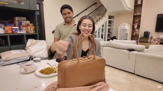 Thariq Halilintar kasih hadiah berupa tas branded untuk Aaliyah Massaid (YouTube/Thariq Halilintar)