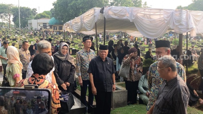 Menteri PUPR Basuki Hadimuljono di pemakaman Marissa Haque di TPU Tanah Kusir, Jakarta, Rabu (2/10/2024). [Suara.com/Adiyoga Priyambodo]