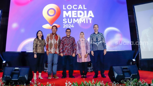 Pemimpin Redaksi Suara.com Suwarjono, Ketua Dewan Pers Ninik Rahayu, Wakil Menteri Komunikasi dan Informatika Nezar Patria, Head of Cooperation EU Delegation to Indonesia & Brunei Darussalam, Thibaut Portevin, dan Country Manager International Media Support (IMS) Eva Damayanti foto bersama pada acara Local Media Summit (LMS) 2024 di Hotel Sultan Jakarta, Rabu (2/10/2024). [Suara.com/Alfian Winanto]