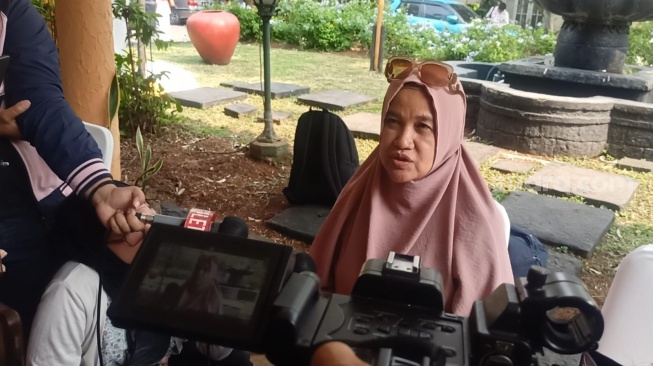 Takziah ke Rumah Duka, Cici Tegal Sebut Ikang Fawzi Masih Linglung Ditinggal Marissa Haque