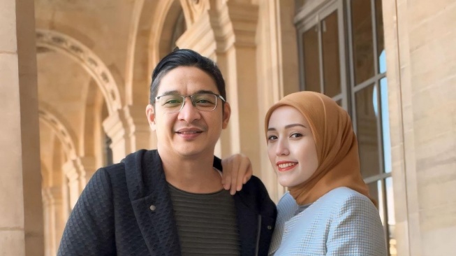 Pasha Ungu Cium Bibir Istri setelah Dilantik Jadi Anggota DPR Tuai Atensi, Romantis atau Kurang Etis?