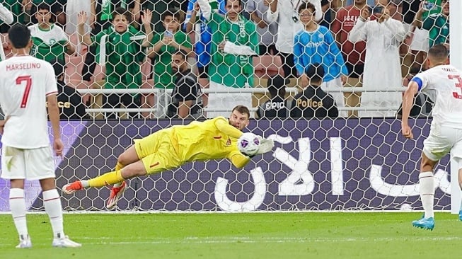 Maarten Paes tepis tendangan penalti Arab Saudi. (Instagram/@maartenpaes)