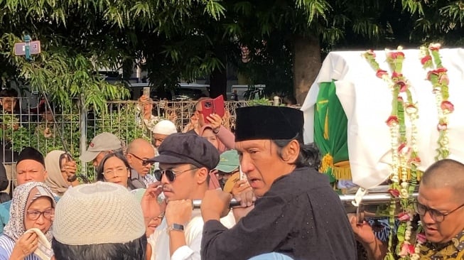 Ikang Fawzi di pemakaman Marissa Haque di TPU Tanah Kusir, Jakarta, Rabu (2/10/2024). [Suara.com/Adiyoga Priyambodo]