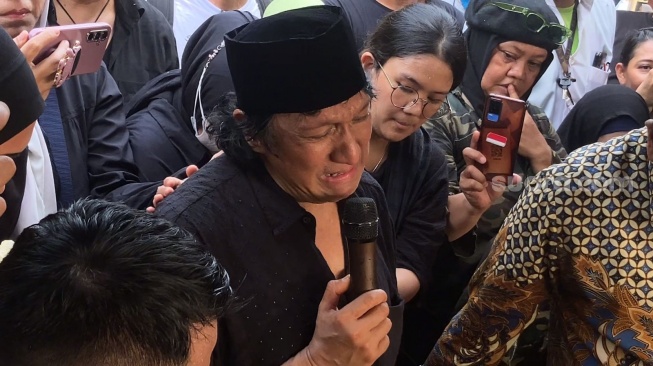 Ikang Fawzi di pemakaman Marissa Haque di TPU Tanah Kusir, Jakarta, Rabu (2/10/2024). [Suara.com/Adiyoga Priyambodo]