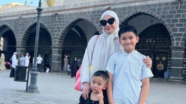 Nagita Slavina, Rafathar, dan Rayyanza saat berada di Arab Saudi (Instagram/raffinagita1717)