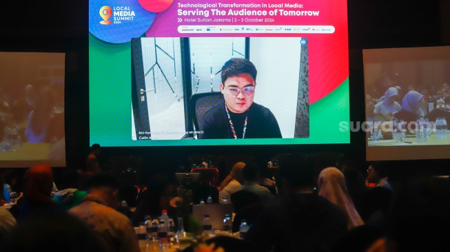 Google Solutions Consultant, Collin Dion Agata memberikan pemaparan secara daring dalam sesi 'Talkshow - Content Maximization Best Practices & Success Stories' di acara Local Media Summit 2024 di Hotel Sultan, Jakarta, Rabu (2/10/2024). [Suara.com/Alfian Winanto]
