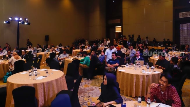 Para peserta mengikuti pemaparan dan materi yang diberikan dalam acara acara Local Media Summit 2024 di Hotel Sultan, Jakarta, Rabu (2/10/2024). [Suara.com/Alfian Winanto]