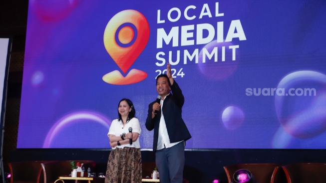 Pemimpin Redaksi Suara.com Suwarjono (kanan) ditemani IMS Programme Country Manager Indonesia Eva Danayanti (kiri) memberikan speech saat penutupan acara Local Media Summit 2024 di Hotel Sultan, Jakarta, Kamis (3/10/2024). [Suara.com/Alfian Winanto]
