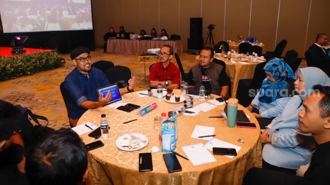 Product Manager IDCloudHost Rizki Susetiadi (kiri) memberikan pemaparan dalam sesi Coaching Clinic di acara Local Media Summit 2024 di Hotel Sultan, Jakarta, Kamis (3/10/2024). [Suara.com/Alfian Winanto]