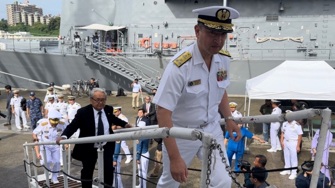 Komandan Japan Maritime Self-Defense Force (JMSDF) Naval Base Yokosuka, Vice Admiral Madono dan Dubes RI untuk Jepang Heri Akhmadi. [Dok KBRI Tokyo]