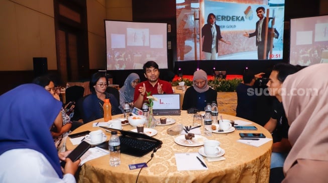 Strategic Communications Manager PT Merdeka Copper Gold Tbk, Maftuh Ihsan (tengah) memberikan pemaparan dalam sesi Coaching Clinic di acara Local Media Summit 2024 di Hotel Sultan, Jakarta, Kamis (3/10/2024). [Suara.com/Alfian Winanto]