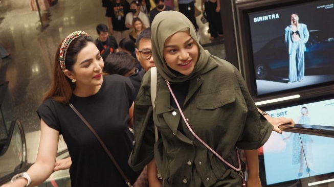 Ashanty jalan-jalan bareng Aurel Hermansyah di Bangkok (Instagram)