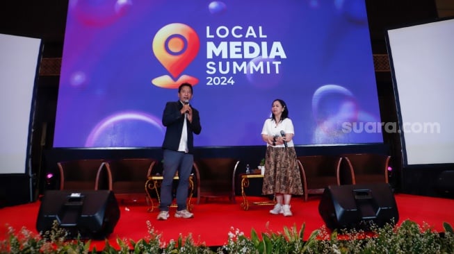 Pemimpin Redaksi Suara.com Suwarjono (kiri) ditemani IMS Programme Country Manager Indonesia Eva Danayanti (kanan) memberikan speech saat penutupan acara Local Media Summit 2024 di Hotel Sultan, Jakarta, Kamis (3/10/2024). [Suara.com/Alfian Winanto]
