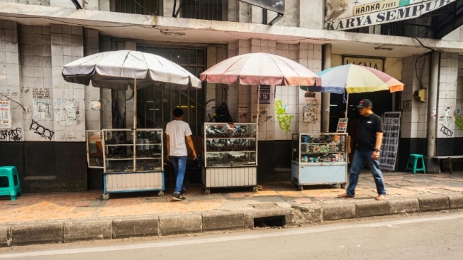 Susahnya Pejalan Kaki: Trotoar Tipis, Malah Diisi PKL dan Stan Jualan