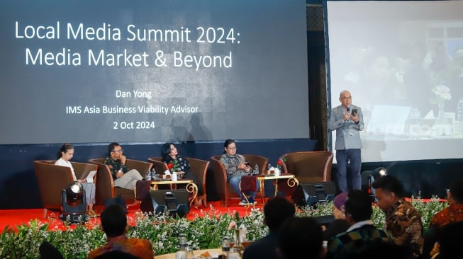 IMS Asia Business Advisor, Danny Young memberikan pemaparan dalam sesi 'Opening Conference : Media Market & Beyond' di acara Local Media Summit 2024 di Hotel Sultan, Jakarta, Rabu (2/10/2024). [Suara.com/Alfian Winanto]