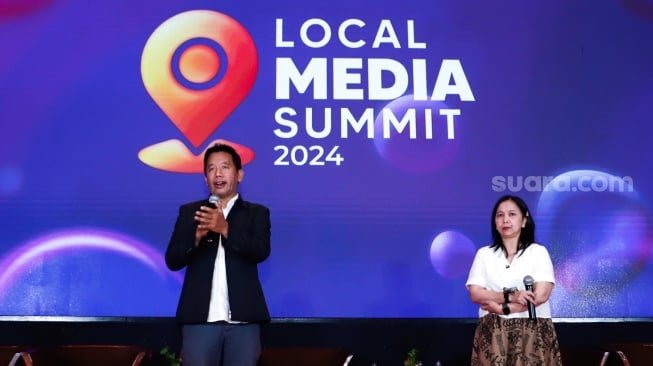 Pemimpin Redaksi Suara.com Suwarjono (kiri) ditemani IMS Programme Country Manager Indonesia Eva Danayanti (kanan) memberikan speech saat penutupan acara Local Media Summit 2024 di Hotel Sultan, Jakarta, Kamis (3/10/2024). [Suara.com/Alfian Winanto]
