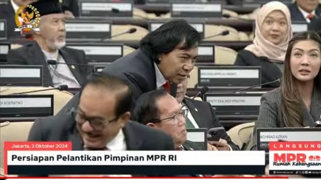 Komeng kembali diteriaki 'Uhuy' jelang pelantikan pimpinan MPR RI. (bidik layar video)