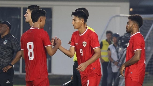 Penyerang Timnas Indonesia, Malik Risaldi (tengah). [Dok. IG/Malik Risaldi]