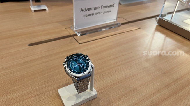 Smartwatch Huawei GT Ultimate yang resmi diluncurkan ke Indonesia pada Kamis (3/10/2024). [Suara.com/Dicky Prastya]