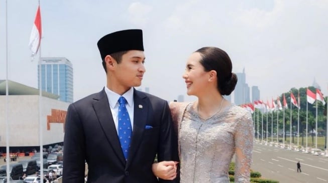 Rizki Natakusumah dan Beby Tsabina di acara pelantikan anggota DPR RI periode 2024-2029 (Instagram/bebytsabina)