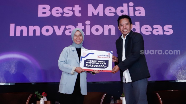 Pemimpin Redaksi Suara.com Suwarjono (kanan) memberikan penghargaan kepada pemenang Pitching Media saat penutupan acara Local Media Summit 2024 di Hotel Sultan, Jakarta, Kamis (3/10/2024). [Suara.com/Alfian Winanto]