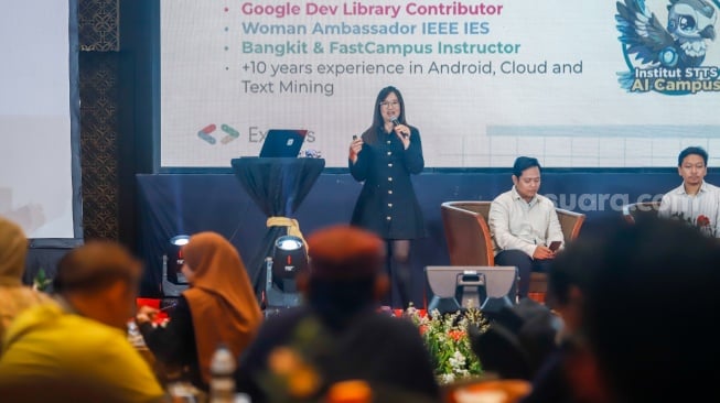 Machine Learning Expert ISTTS Surabaya, Esther Irawati Setiawan memberikan pemaparan dalam sesi 'Learning Session 3 -  AI for Small Scales Media' di acara Local Media Summit 2024 di Hotel Sultan, Jakarta, Kamis (3/10/2024). [Suara.com/Alfian Winanto]