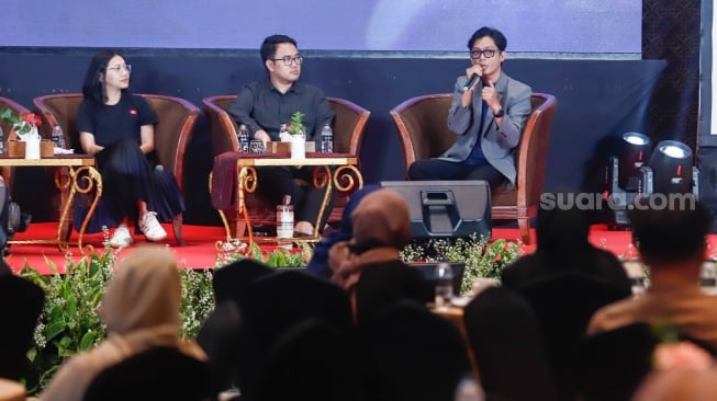 Pemateri memberikan pemaparan dalam sesi Closing Conference  di acara Local Media Summit 2024 di Hotel Sultan, Jakarta, Kamis (3/10/2024). [Suara.com/Alfian Winanto]