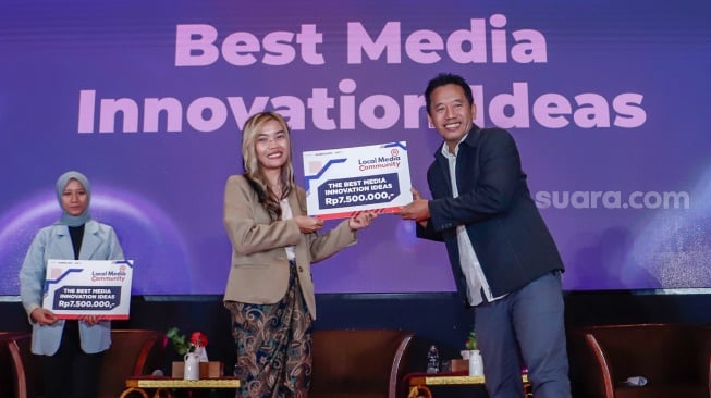 Pemimpin Redaksi Suara.com Suwarjono (kanan) memberikan penghargaan kepada pemenang Pitching Media saat penutupan acara Local Media Summit 2024 di Hotel Sultan, Jakarta, Kamis (3/10/2024). [Suara.com/Alfian Winanto]