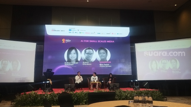 Esther Irawati Setiawan dan Arkka Dhiratara di Local Media Summit 2024, Kamis (3/10/2024). [Suara/Lintang Siltya Utami]