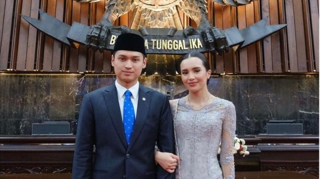 Rizki Natakusumah dan Beby Tsabina di acara pelantikan anggota DPR RI periode 2024-2029 (Instagram/bebytsabina)