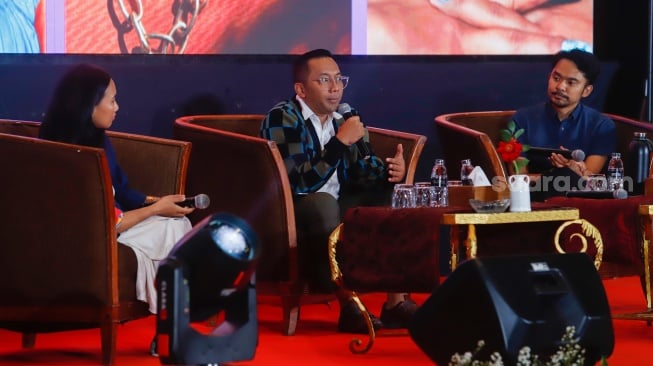 Senior Strategic Partner Manager Pinterest, Widhi Asmoro memberikan pemaparan dalam sesi 'Talkshow - Unlock Your Media Potential on Pinterest' di acara Local Media Summit 2024 di Hotel Sultan, Jakarta, Rabu (2/10/2024). [Suara.com/Alfian Winanto]