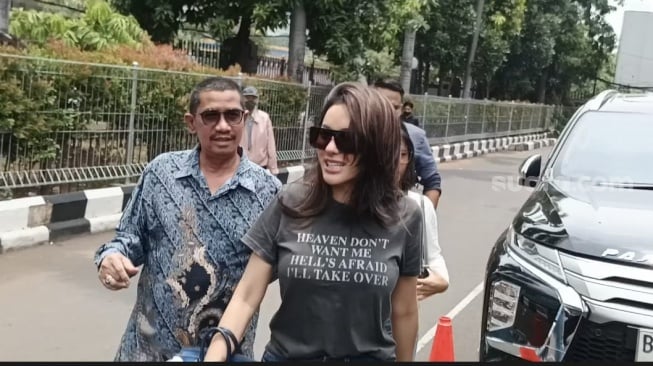 Tulisan di Kaos Nikita Mirzani Ngeri-Ngeri Sedap: Neraka Takut Gue Ambil Alih