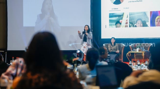 IMS Filipina Country Program Manager, Che de Los Reyes memberikan pemaparan dalam sesi 'Learning Session 1 - Security in Digital Ecosystem' di acara Local Media Summit 2024 di Hotel Sultan, Jakarta, Rabu (2/10/2024). [Suara.com/Alfian Winanto]