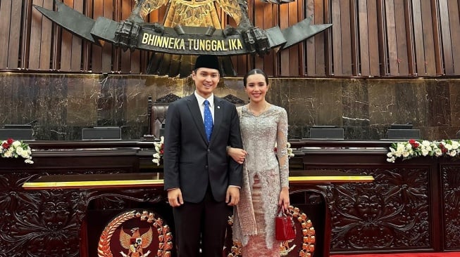 Rizki Natakusumah dan Beby Tsabina di acara pelantikan anggota DPR RI periode 2024-2029 (Instagram/bebytsabina)