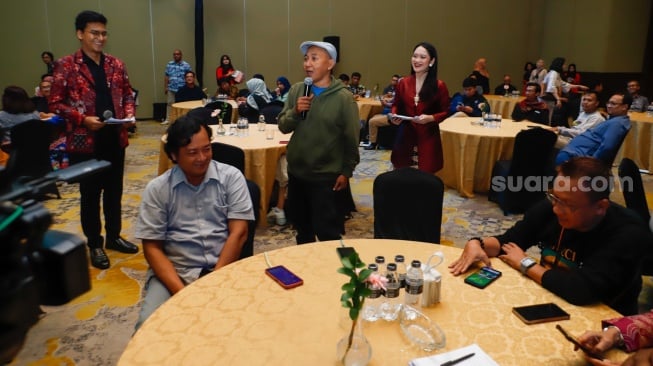 Para peserta saling menceritakan pengalamannya dalam sesi Appreciation Night di acara Local Media Summit 2024 di Hotel Sultan, Jakarta, Rabu (2/10/2024). [Suara.com/Alfian Winanto]