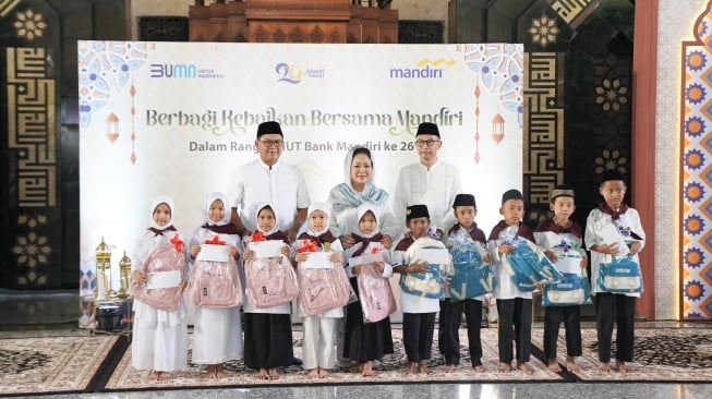 Rayakan Kehangatan HUT ke-26, Bank Mandiri Bagikan Santunan Pendidikan ke 2.600 Anak Yatim Piatu