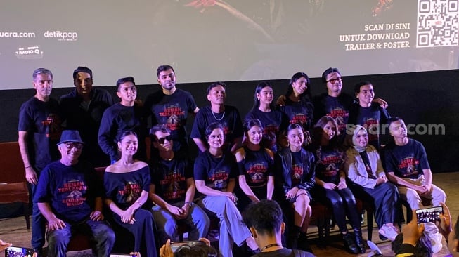 Pemain dan kru film Kemah Terlarang dalam konferensi pers yang digelar di kawasan Kuningan, Jakarta Selatan, Kamis (3/10/2024). [Suara.com/Tiara Rosana]