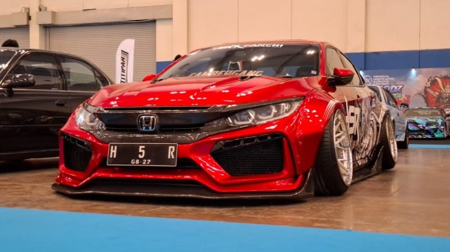 Jajaran Mobil Modifikasi di Indonesia Modification Expo (IMX) 2024 yang Berlangsung di ICE BSD, Tangerang Selatan. (Foto: Suara.com/Manuel Jeghesta)