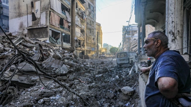 Seorang warga menatap kehancuran pasca serangan Israel di Mreijeh, pinggiran selatan Beirut, Lebanon, Jumat (4/10/2024).  [AFP]