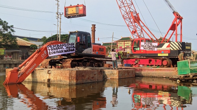 Nelayan Kampung Dadap Gelar Sedekah Laut, Bentangkan Spanduk Tolak Pengembangan PIK 2