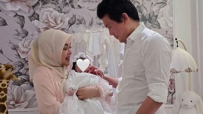 Syahrini dan Reino Barack rayakan dua bulan kelahiran Princess R. [Instagam/@princessyahrini]