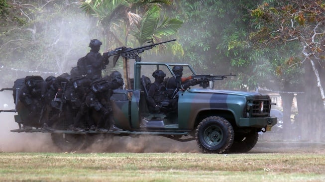 Prajurit TNI melakukan operasi pembebasan sandera saat demonstrasi penanggulangan teror (Gultor) pada peringatan Hari Ulang Tahun (HUT) ke-79 Tentara Nasional Indonesia (TNI) di Lapangan Puputan Margarana Niti Mandala, Denpasar, Bali, Sabtu (5/10/2024). [ANTARA FOTO/Nyoman Hendra Wibowo]