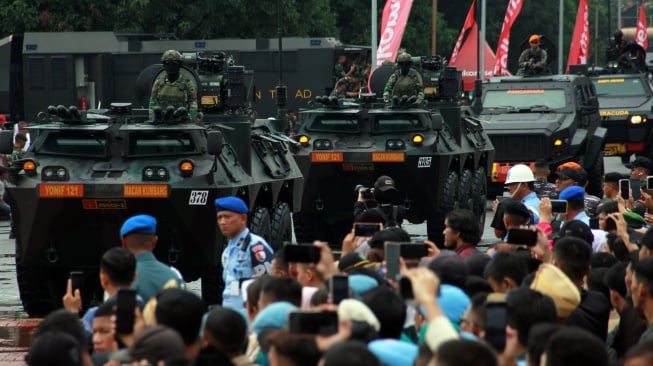 Sejumlah Prajurit TNI AD melakukan parade kendaraan tempur saat perayaan HUT ke-79 TNI di Lapangan Astaka, Medan Sumatera Utara, Sabtu (5/10/2024). [ANTARA FOTO/ Yudi Manar]