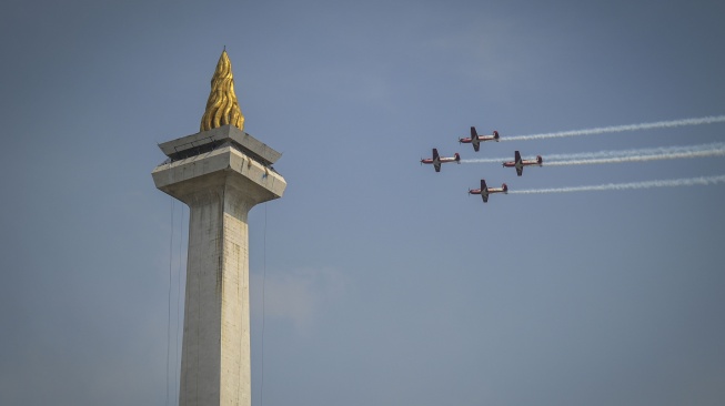 Pesawat KT-1 Wong Bee yang tergabung dalam Jupiter Aerobatic Team (JAT) TNI AU bermanuver dalam perayaan Hari Ulang Tahun (HUT) ke-79 Tentara Nasional Indonesia (TNI) di Lapangan Silang Monumen Nasional (Monas), Gambir, Jakarta, Sabtu (5/10/2024). [ANTARA FOTO/Muhammad Ramdan]