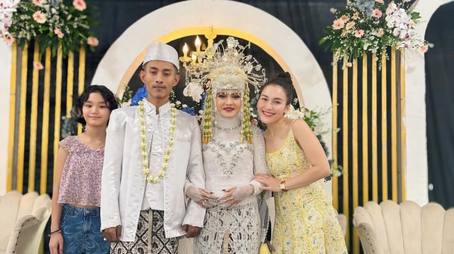 Potret Ayu Ting Ting dan keluarga saat menghadiri acara pernikahan asisten (Instagram/ayutingting92)