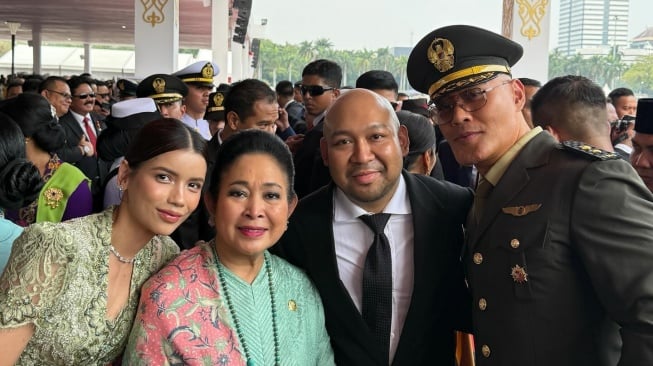 Potret Sabrina Chairunnisa dan Deddy Corbuzier bersama Titiek Soeharto dan Didiet Prabowo di acara HUT ke-79 TNI di Monas (Instagram/sabrinachairunnisa_)