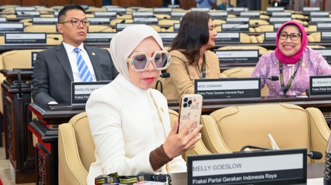 Melly Goeslaw tampil nyentrik jadi anggota dewan. [Instagram]