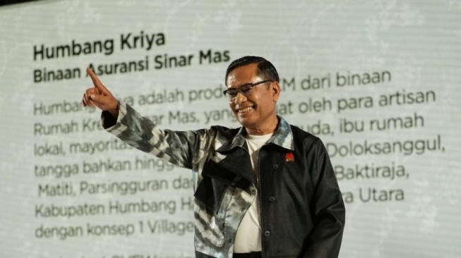 Saleh Husin dan Kawan-Kawan Direksi Sinarmas Memperagakan Produk UMKM (Sinarmas)